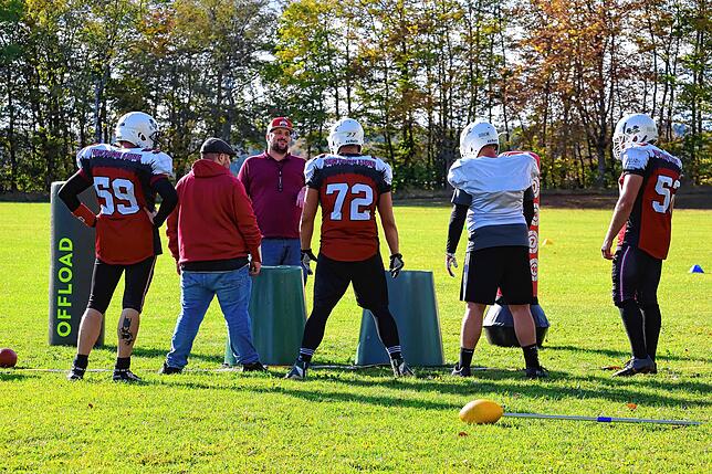 Trainer Matt Corwin (Bildmitte) und seine Sportfamilie: die Footballer der Newtown Lions.