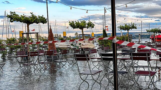Das Hochwasser im Juni setzte den Gastronomen und Hotelbetreibern in diesem Sommer zu, hier eine Aufnahme vom Biergarten an der Mole. ...