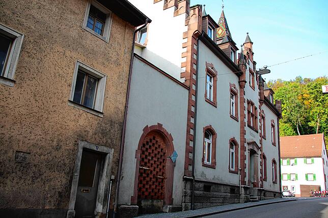 Da das Rathaus seit Jahren aus allen Nähten platzt, soll das Nachbargebäude (im Bild links) mit einbezogen werden in den städtebaulichen ...