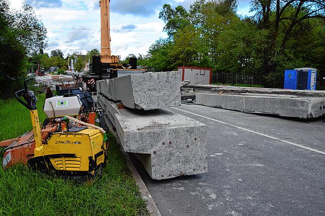 Die schmalen langen Teile, in die die Brücke zerlegt wurde, lagern noch für den Abtransport an der Baustelle. Sie wiegen jeweils ...