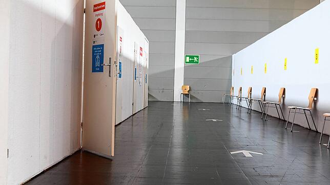 Ein Blick ins Kreisimpfzentrum, das im Januar in der Messehalle A2 den Betrieb aufgenommen hat. Am 30. September wird es letztmals ...