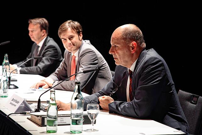 OB Bernd Häusler (rechts) machte beim Infoabend Anfang Mai in der Stadthalle, dass Singen ein entsprechendes Grundstück für einen ...