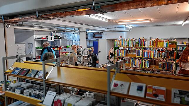 Bücherflohmarkt in den Katakomben des ehemaligen Büchermagazins der Stadtbücherei Schwenningen.