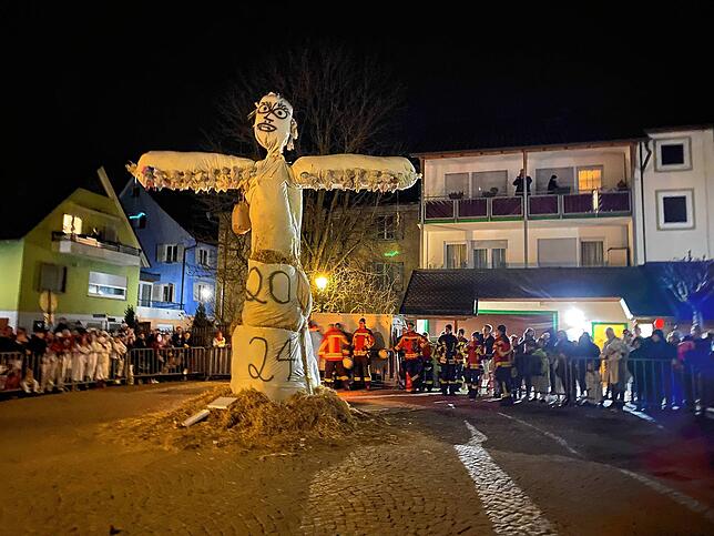 Bild 22: Weiße Narren ziehen durch Stockach: Die schönsten Bilder vom Hemedglonkerumzug und der Verbrennung