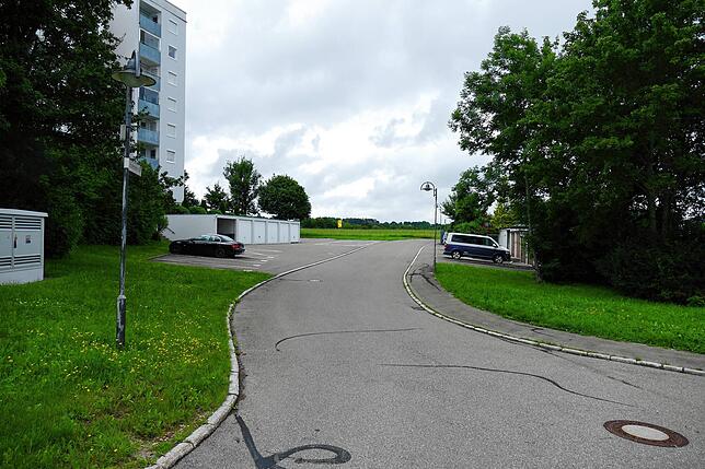 Über diese Straße in der Schelmengrube soll das dahinter liegende Neubaugebiet erschlossen werden.