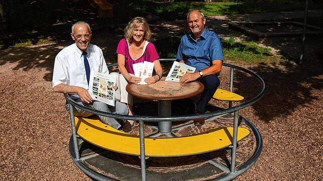 Königsfelds Bürgermeister Fritz Link (von links), Sonja Schumacher von der Tourist-Info Königsfeld und Mönchweilers Bürgermeister Rudolf ...