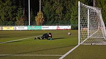 Torwart Valentin Murawski (SV Aasen) streckt sich vergeblich, Goran Misic (SV Hinterzarten) trifft zum 2:0 für Hinterzarten.