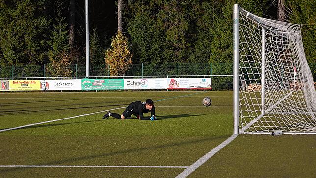 Torwart Valentin Murawski (SV Aasen) streckt sich vergeblich, Goran Misic (SV Hinterzarten) trifft zum 2:0 für Hinterzarten.
