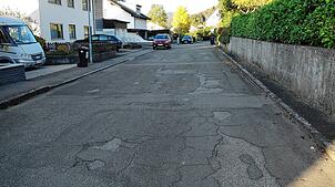 Die Talstraße ist größtenteils in schlechtem Zustand – wie viele Straßen. Bild: Gehr