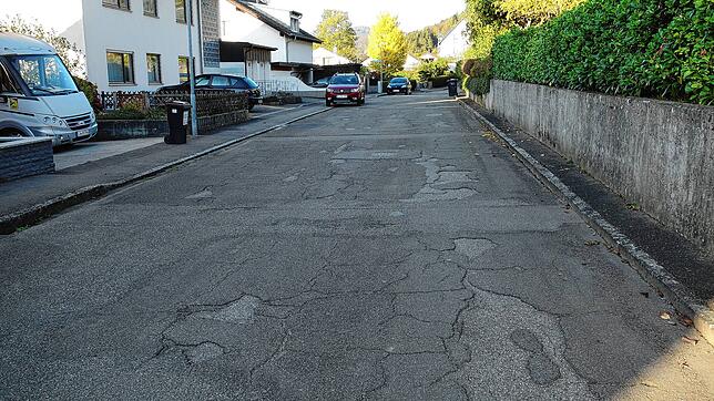 Die Talstraße ist größtenteils in schlechtem Zustand – wie viele Straßen. Bild: Gehr