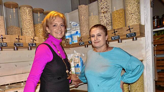 Simone Keller (links) freut sich, in Maria Chatzi Bei eine Nachfolgerin für das Ladengeschäft in der Hauptstraße gefunden zu haben. ...