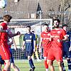 Stützpfeiler: Marco Mijatovic (links) musste beim 0:1 des VfB Waldshut im Kellerduell gegen den FC Schönau noch vor der Pause verletzt ...