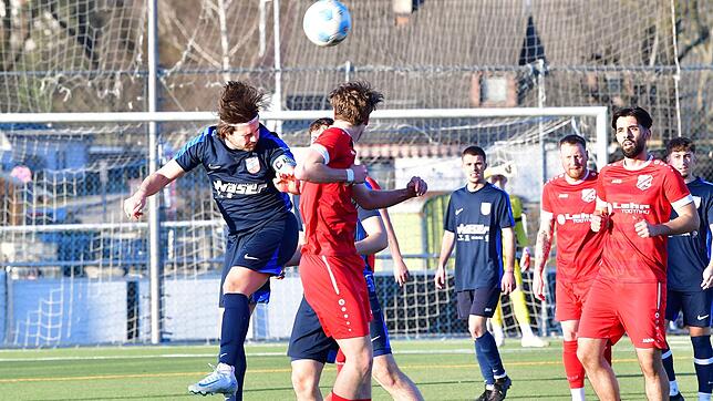 Stützpfeiler: Marco Mijatovic (links) musste beim 0:1 des VfB Waldshut im Kellerduell gegen den FC Schönau noch vor der Pause verletzt ...