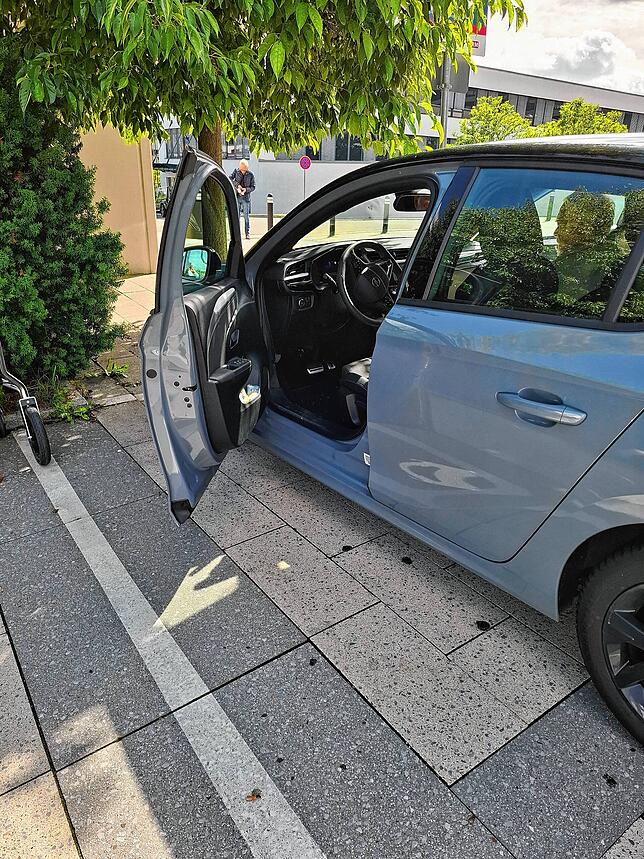 Karl Behrle hat während einer Behandlung im Schwarzwald-Baar-Klinikum auf einem Schwerbehindertenparkplatz. Das Schild zur ...