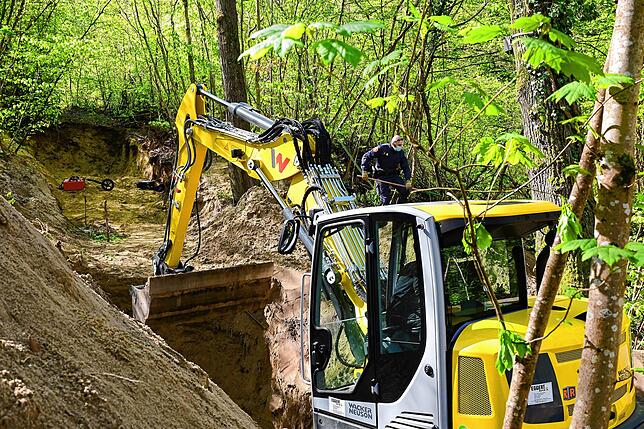 Damit der Bagger im Wald graben kann, musste in dem Naturschutzgebiet von der Motorsäge Gebrauch gemacht werden.