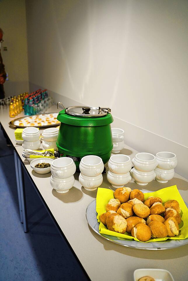 Selbst für ein Mittagessen haben die Mitarbeiter des Klinikums gesorgt. In dem Topf: Kürbissuppe.