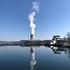 Der Kühlturm samt Dampfwolke des Kernkraftwerks Leibstadt spiegelt sich im Wasser. (Archivbild)