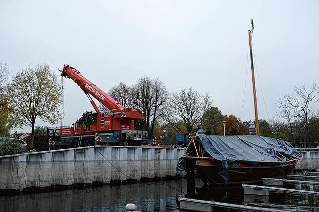 Morgens liegt die Lädine noch im Hafen von Schloss Helmsdorf.