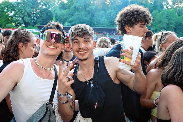 Bild 11: Festivalsommer startet – Fans feiern ausgelassen beim Campus-Festival