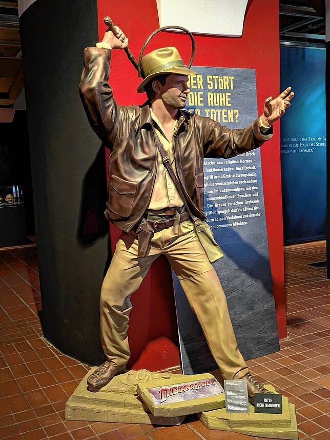 Schatzsucher moderner Prägung: Indiana Jones, eine Figur in der aktuellen Sonderausstellung des Franziskanermuseums.