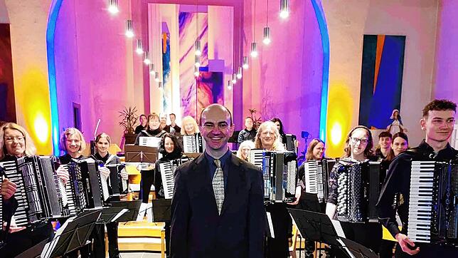 Waldemar Lang und das Akkordeonorchester aus Blumberg treten in der Region auf, so auch am 31. Mai in der Stadtkirche St. Johann in ...