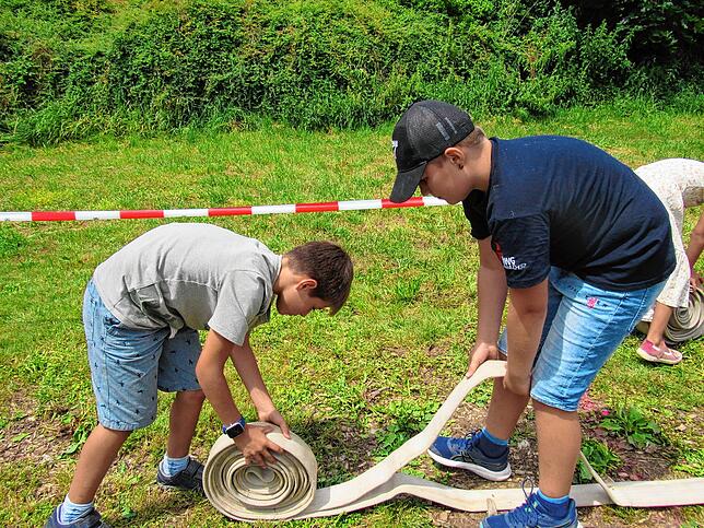Beim Kinderwettbewerb ist eine der Aufgaben, einen Schlauch aufzuwickeln.