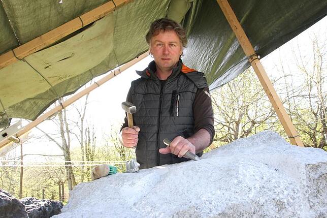 Steinbildhauer Cornelius Hackenbracht arbeitet an einer neuen Skulptur im Werkpark.