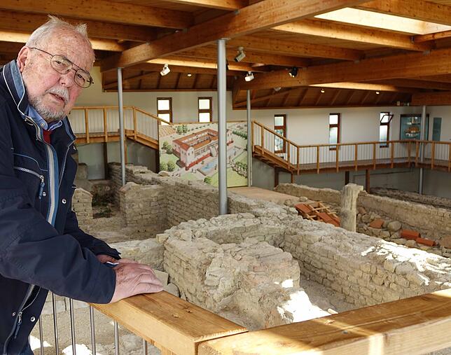 Helmut Bauckner vom Verein für Heimatgeschichte führt durch das Museum Römervilla.
