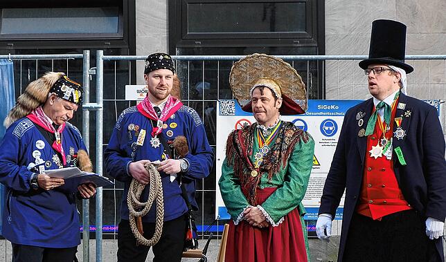 Bild 16: Große und kleine Hänsele ließen die Karbatschen in Überlingen knallen