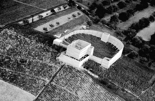 Im Jahr 1938 wurde ein Stangengerüst aufgestellt, um das Zeltplanen gespannt waren. Die Konstruktion vermittelt die Dimensionen der ...