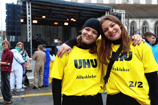 Hanna (links) und Sophie Hauptkappe zeigen besonders viel Engagement bei ihren Kostümen. Sie brauchten sechs Stunden, um ihr Outfit zu ...