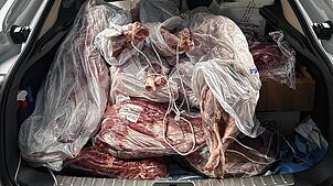 Beim Blick in den Kofferraum staunten die Schweizer Kontrolleure – immerhin lag dort ungekühltes und unverzolltes Fleisch herum.
