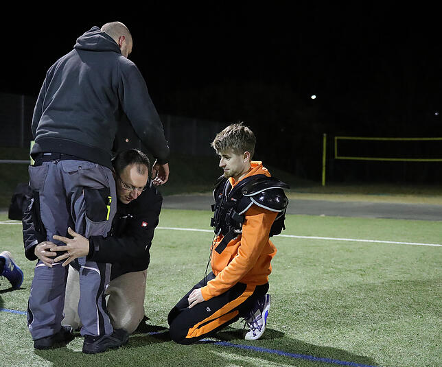 Coach Heiko Häringer erklärt das Prinzip des Tacklings. Bild: Peter Pisa