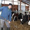 Andreas Schleicher in seinem 2015 errichteten Stall. Der Landwirt beobachtet mit großer Sorge, wie derzeit viele Landwirte mit Blick auf ...