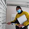 Harry Kiefer ist als Postbote in Konstanz unterwegs. Seit dem zweiten Lockdown kann er sich vor Arbeit fast nicht mehr retten.