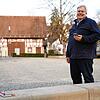 Ralf Mayer testet das gratis WLAN auf dem Dorfplatz in Möggingen.