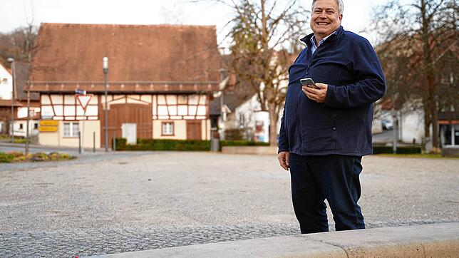 Ralf Mayer testet das gratis WLAN auf dem Dorfplatz in Möggingen.
