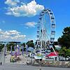 Unweit des Konstanzer Hafens steht nun ein neues, weißes Riesenrad.