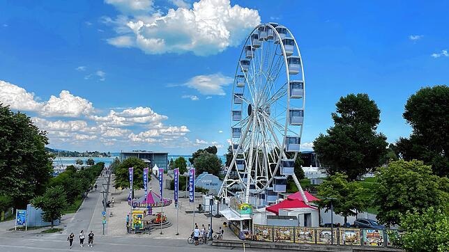 Unweit des Konstanzer Hafens steht nun ein neues, weißes Riesenrad.