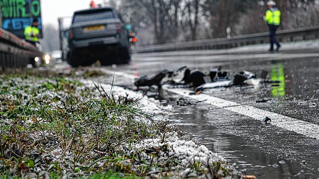 Ein Auto steht nach einem Glatteis-Unfall auf der B31 bei Friedrichshafen.