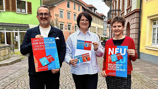 Der neue WT Gutschein kann in 100 Geschäften in Waldshut und Tiengen eingelöst werden. Thomas Wartner, Vorsitzender des W+F Waldshut, ...