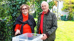 Die Naturliebhaber Doris und Heiner Henselmann aus Tiengen ziehen seit mehr als zehn Jahren Grasfrösche im heimischen Garten auf.