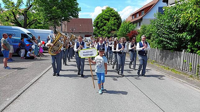 Bild 24: Festumzug am Gmeindshus Oberlauchringen – Höhepunkt des 4-tägigen Bezirksmusikfest