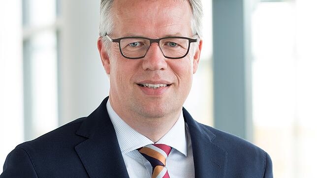 "Notwendig sind vielmehr kreative Ideen und der Mut, die hoch qualifizierten und knappen Pflegekräfte nur dort einzusetzen, wo sie ...