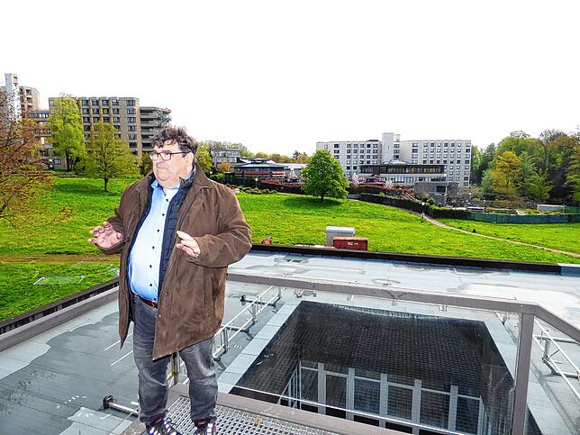 Bauherrenvertreter Holger Amann steht auf der Ostseite des Campusgebäudes mit Blick in Richtung Rehaklinik und ehemaliger ...