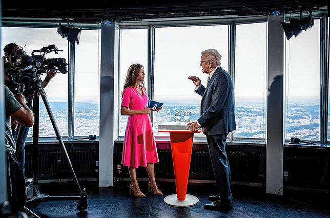 Das kann man getrost als das eigentliche Programm bezeichnen: SWR-Aktuell-Moderatorin Stephanie Haiber im Sommerinterview mit ...