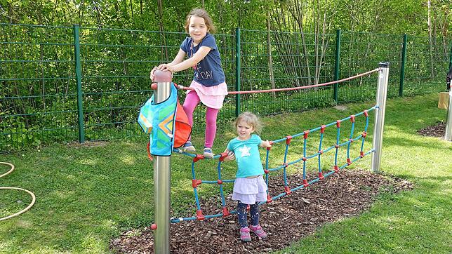 Die fünfjährige Liv (links) und ihre dreijährige Schwester Linnea aus Efrizweiler finden das Klettergerüst im Kindergarten Kluftern toll.