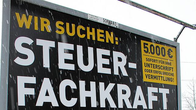 Dienstleister in Friedrichshafen versuchen mit vielen Extras, neue Fachkräfte zu gewinnen.