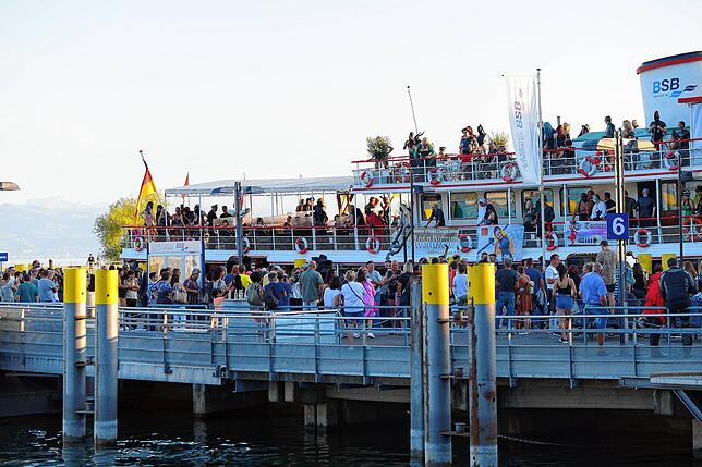 Bild 14: Zur Freude vieler Schaulustiger: Das Torture Ship legt wieder ab