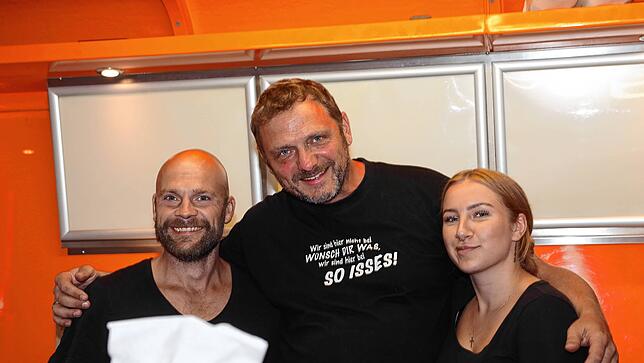 Bild 22: Endlich wieder Hafenfest! Trotz Wetterumschwung ist die Stimmung am ersten Tag hervorragend